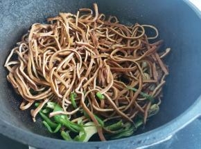 倒入黑豆丝炒匀，