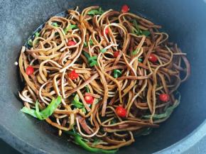 出锅前加入小米椒、香菜、葱花即可。
