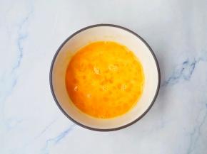 鸡蛋打散加一点点盐搅匀。