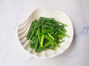 韭苗洗净去头去尾切2cm长段，胡萝卜切条，