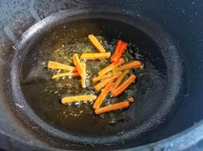 锅内放一点油，加入胡萝卜翻炒1分钟，