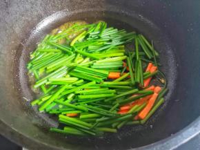 加入韭苗翻炒片刻，