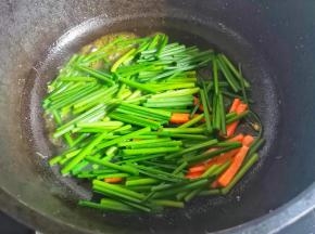 加入韭苗翻炒片刻，
