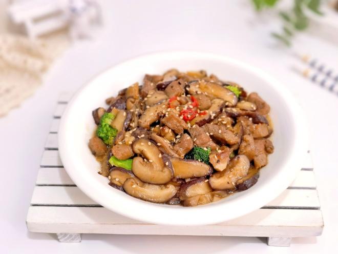 黑椒牛肉粒炒香菇