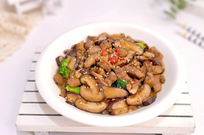 黑椒牛肉粒炒香菇