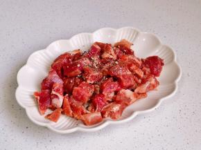 牛排切小块，加黑胡椒，蚝油抓拌均匀。