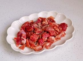 牛排切小块，加黑胡椒，蚝油抓拌均匀。