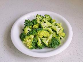 西兰花掰小朵。