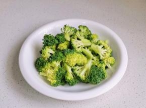 西兰花掰小朵。