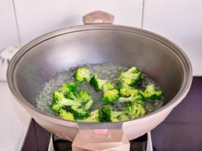 锅中水烧开，下西兰花焯水30秒捞出过凉水。