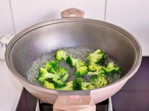 锅中水烧开，下西兰花焯水30秒捞出过凉水。