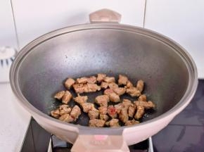 牛排煎熟盛出备用。