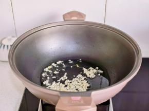 起油锅加蒜末炒香。