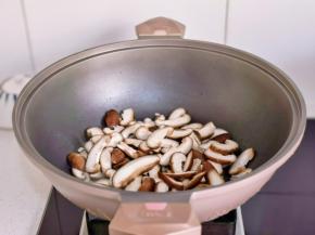 加入香菇片翻炒。