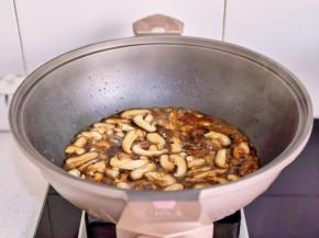 加入蚝油炒熟。