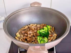 加入牛排西兰花，快速翻炒出锅。