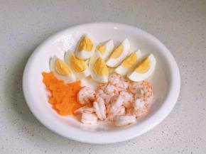 鸡蛋煮熟一切四，虾仁煮熟，胡萝卜片焯水。