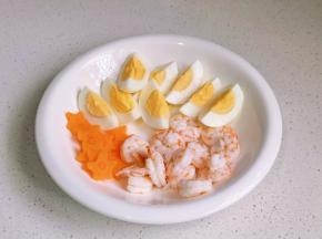 鸡蛋煮熟一切四，虾仁煮熟，胡萝卜片焯水。