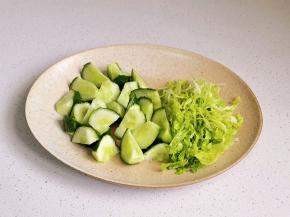 生菜切丝，光滑切菱形块。