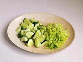 生菜切丝，光滑切菱形块。