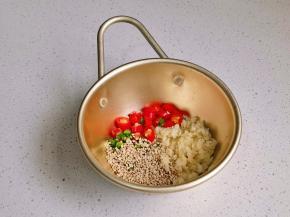 蒜末+葱花+辣椒段+熟芝麻。