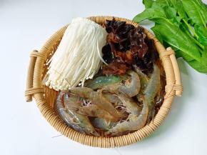 准备新鲜的对虾与蔬菜。