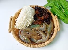 准备新鲜的对虾与蔬菜。