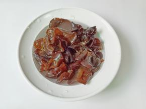 黑木耳提前泡发，泡好的木耳可以加面粉洗，可以洗去多用杂质。