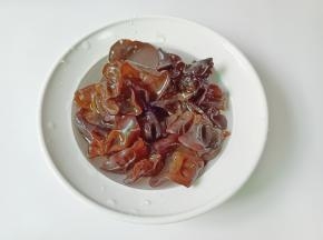 黑木耳提前泡发，泡好的木耳可以加面粉洗，可以洗去多用杂质。