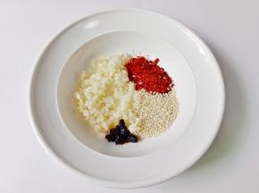 碗里加蒜末、辣椒粉、芝麻、豆豉。