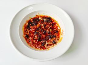 淋上热油，加生抽2勺，蚝油一勺，鸡精，盐各半勺拌均匀备用。