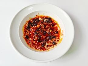 淋上热油，加生抽2勺，蚝油一勺，鸡精，盐各半勺拌均匀备用。