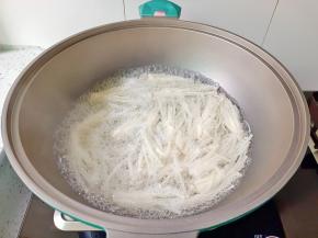 锅里水开下金针菇烫熟捞出。