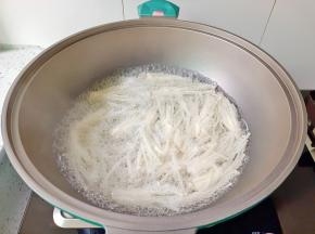 锅里水开下金针菇烫熟捞出。