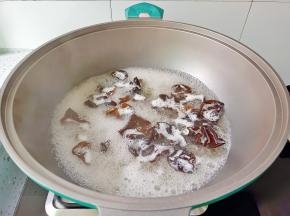 加黑木耳煮熟