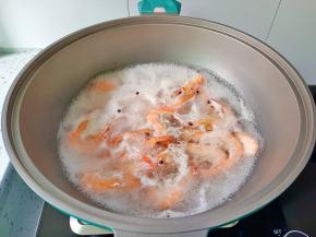 最后换一锅清水，煮开后加对虾烫熟捞出剥壳