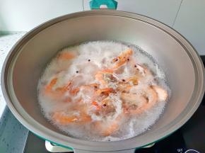 最后换一锅清水，煮开后加对虾烫熟捞出剥壳