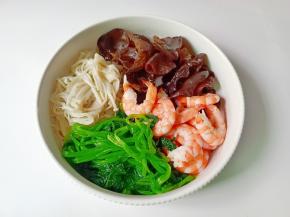 碗里加金针菇，菠菜，对虾，黑木耳
