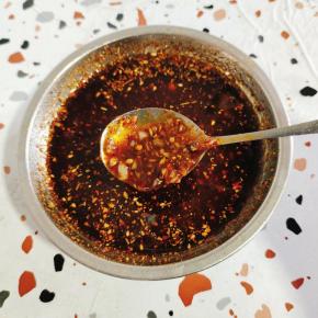 料汁：蒜末2勺，烧烤料1勺，小米辣，淋热油，生抽1勺，蚝油1勺，糖半勺，适量温开水搅拌均匀