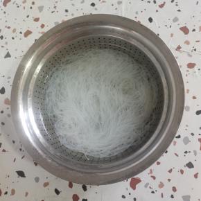 龙口粉丝用温开水泡15-20分钟，泡软即可！
