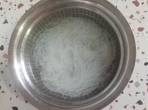 龙口粉丝用温开水泡15-20分钟，泡软即可！
