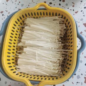 金针菇切掉根部，清洗干净备用！