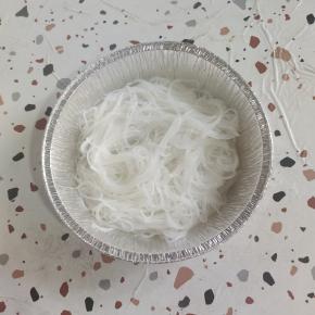 泡软的粉丝垫在锡纸盘底部！