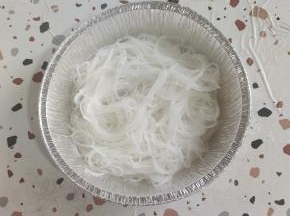 泡软的粉丝垫在锡纸盘底部！