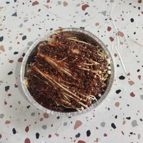 将调好的料汁均匀淋在金针菇上层！