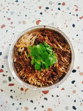 放入适量的香菜或者葱花即可食用！