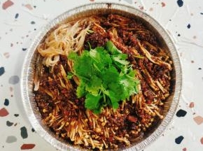 放入适量的香菜或者葱花即可食用！