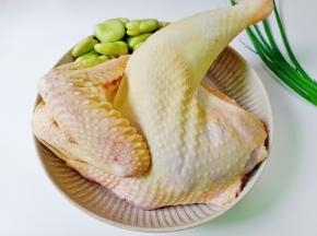 妹妹给了半只土鸡，朋友给的蚕豆，土鸡洗净，切成小块。