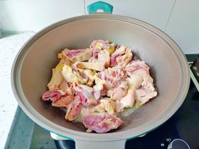 热锅热油，放入鸡块翻炒