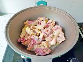 热锅热油，放入鸡块翻炒